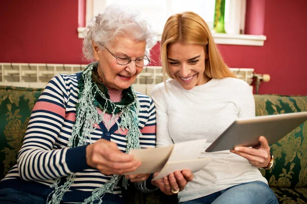 Tiempo Calidad Pasado Con Abuela Dos Generaciones Comparar Fotos Antiguas — Foto de Stock