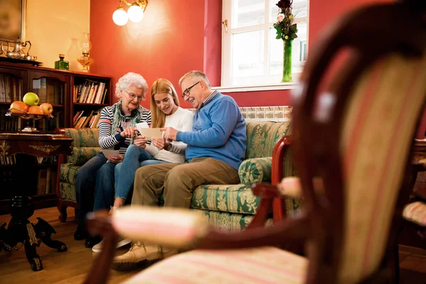 Hermosa Chica Pasó Tiempo Con Los Abuelos Visitar Los Abuelos — Foto de Stock