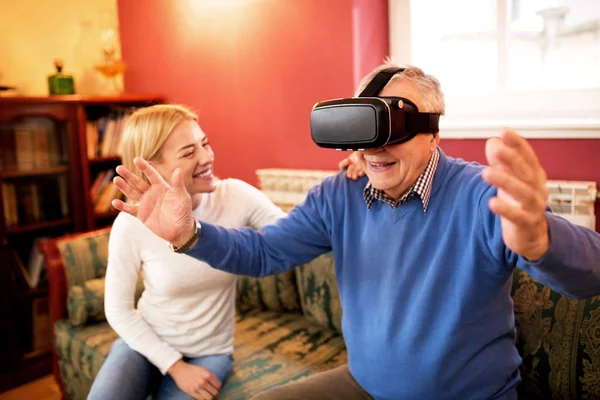 Hombre Mayor Utilizando Simulador Realidad Virtual Divertirse Con Nueva Experiencia — Foto de Stock