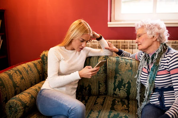 Habla Conmigo Niña Deja Teléfono Por Favor Descuidar Abuela Mientras — Foto de Stock