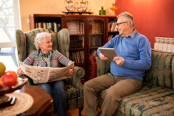 Sonriendo Pareja Ancianos Enamorados Miran Hablan Casa — Foto de Stock