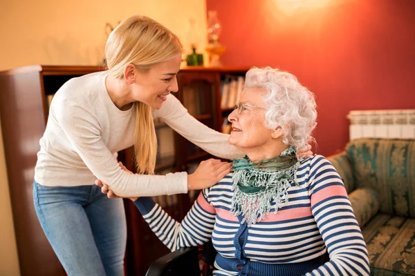 Ler Positiva Barnbarn Besöka Sin Sjuka Mormor Hemma — Stockfoto