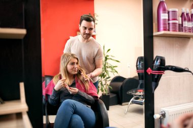 Yeni hait stil, istemcinin d için bekleyen saç stilisti yapalım