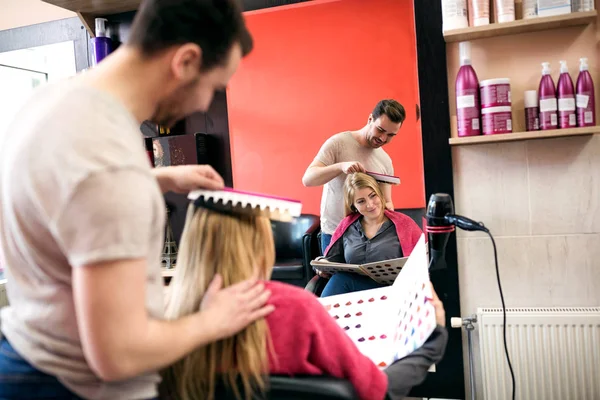 Peluquería profesional elegir el color de tinte para el cabello en el salón —  Fotos de Stock