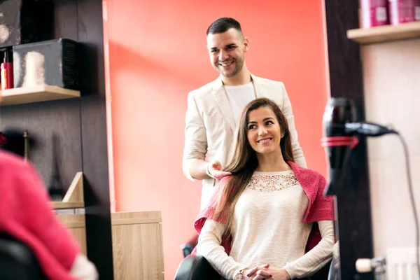 Coiffeur professionnel positif travaillant dans le salon — Photo