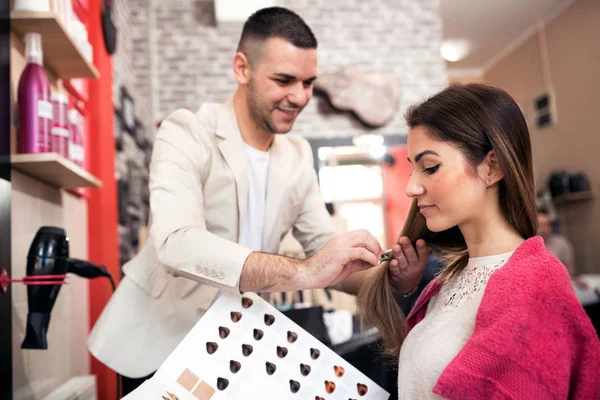 Peluquero y cliente en el salón de cosméticos, haciendo un nuevo cabello s — Foto de Stock