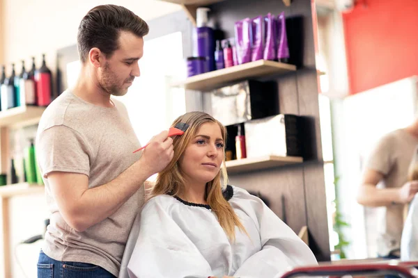 Frau im Friseursalon macht Haarfarbbehandlung — Stockfoto