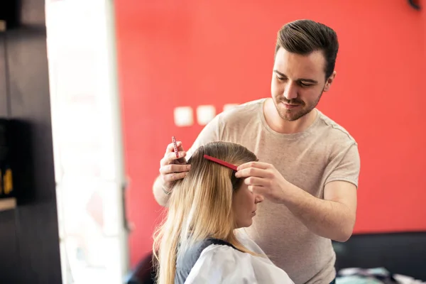 Positiver professioneller Friseur, der im Salon arbeitet — Stockfoto