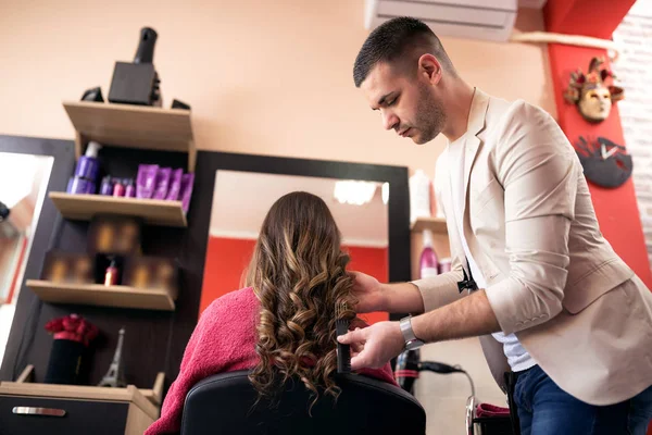 Junge männliche Friseur Styling Kunden Haare im Schönheitssalon — Stockfoto