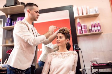 Pozitif profesyonel kuaför salonunda çalışan