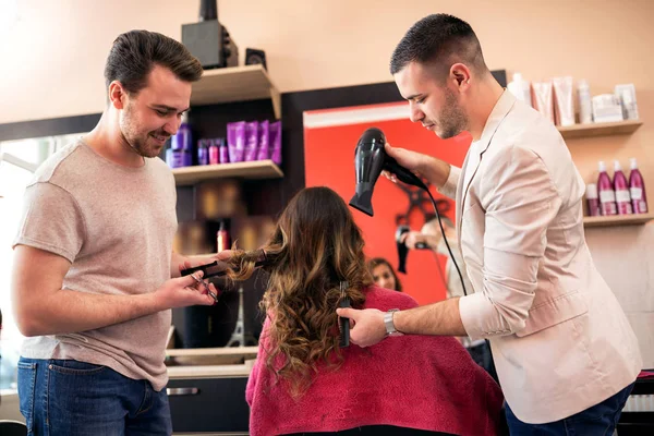 Männliche Friseur Styling Kunden Haare Schönheitssalon — Stockfoto