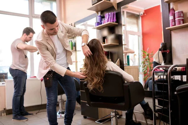 Journée de travail à l'intérieur du salon de coiffure, soins de coiffeur du client — Photo