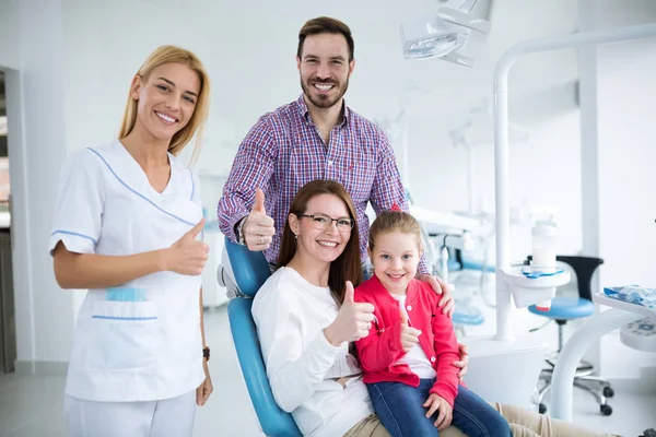 Gelukkige Familie Met Een Lachende Jonge Tandarts Een Tandheelkundige Kantoor — Stockfoto