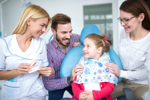 Een Jonge Vrouwelijke Tandarts Vertelt Een Klein Meisje Wat Een — Stockfoto