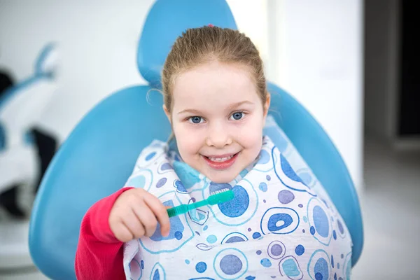 Маленькая Девочка Учится Правильно Мыть Зубы — стоковое фото