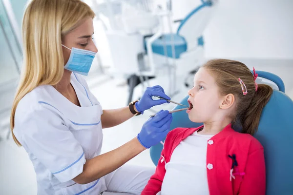 Dişçi Steril Maskesi Diş Aletleri Sınavı Diş Diş Kliniği Hastada — Stok fotoğraf