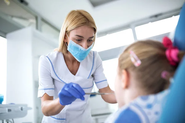 Dokter Gigi Wanita Muda Sedang Memeriksa Gigi Untuk Seorang Gadis — Stok Foto
