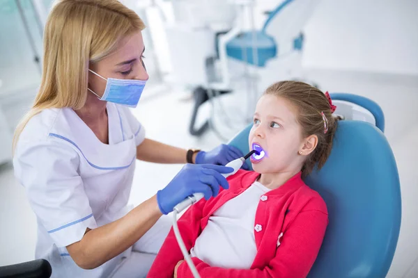 Diş Hekimi Sıhhi Tesisat Diş Kliniği Yakın Küçük Kıza — Stok fotoğraf