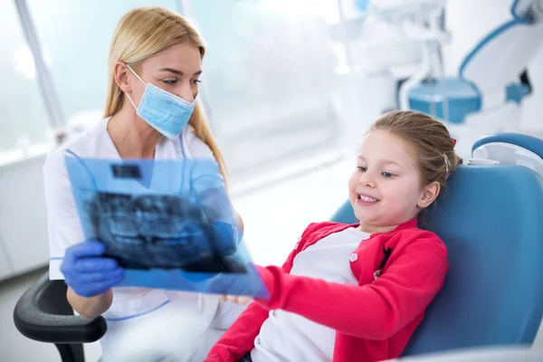 Diş Hekimi Bir Dişçi Memur Diş Röntgen Bakarak Küçük Kız — Stok fotoğraf