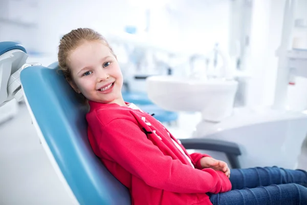 Красивая Улыбающаяся Маленькая Девочка Стоматологическом Кабинете Ждет Стоматологического Лечения — стоковое фото