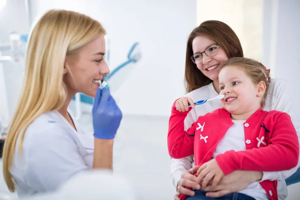 Joven Dentista Femenina Que Muestra Niña Madre Cómo Lavar Los —  Fotos de Stock