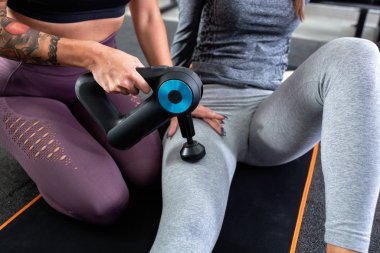 Masaj tabancası fizyoterapisi. Yakın çekim.