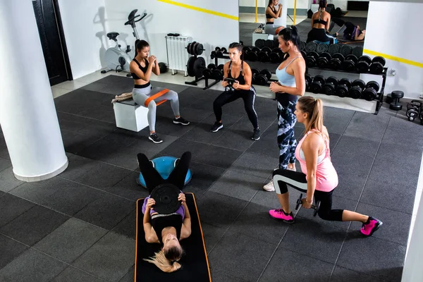 Grupo de mujeres guapas haciendo ejercicio en el gimnasio —  Fotos de Stock