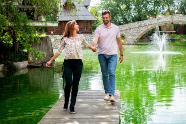 İki mutlu insan arasındaki romantik anlar.