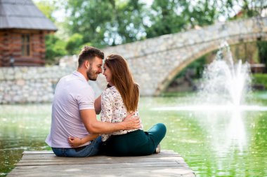 Sevimli çift sevgilerini ifade ediyor. 