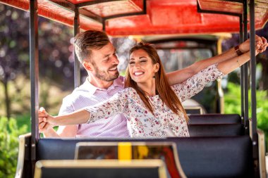 Genç çift unutulmaz anlar yaşıyor. 