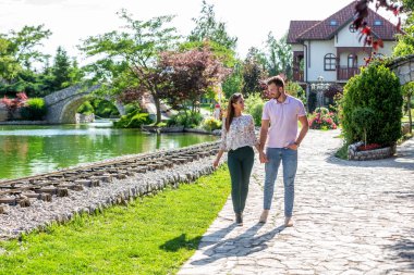 Sevgilisiyle yürüyen tatlı bir kız. 