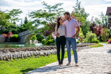 Tatlı bir çift yürüyor ve sarılıyor. 