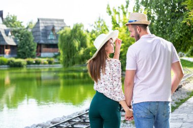 Yaz şapkası takan iki aşk kuşu. 