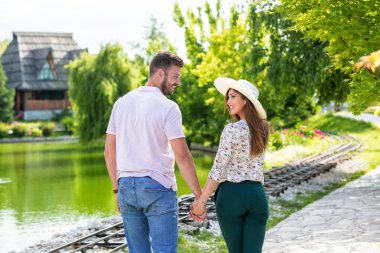 Gölün kenarında romantik bir yürüyüş. 