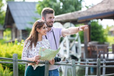 İki aşk kuşu haritayı kontrol ediyor.