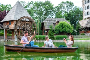 Mutlu aile anlarının resimleri.