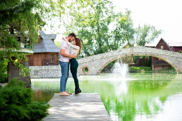 Paar omringd door ware liefde — Stockfoto