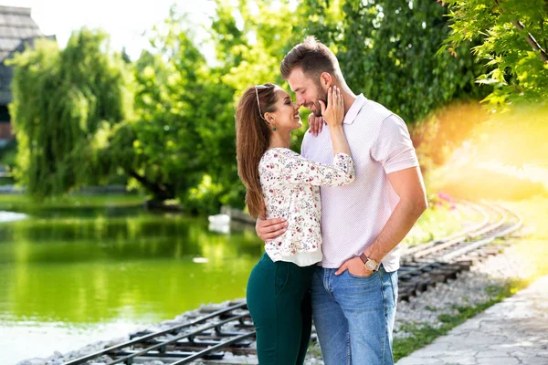 Pasangan romantis tersenyum di samping danau — Stok Foto