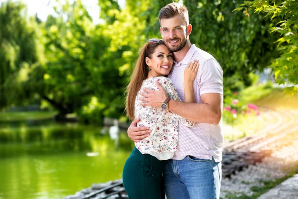 Pasangan romantis tersenyum di samping danau — Stok Foto