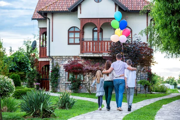 Šťastný otec objímající svou rodinu — Stock fotografie