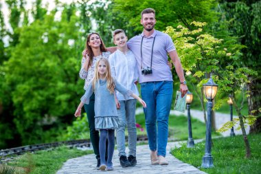 Dört kişilik aile birlikte yürüyor. 