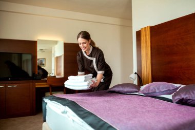 Otel hizmetçisi görevini yapıyor.