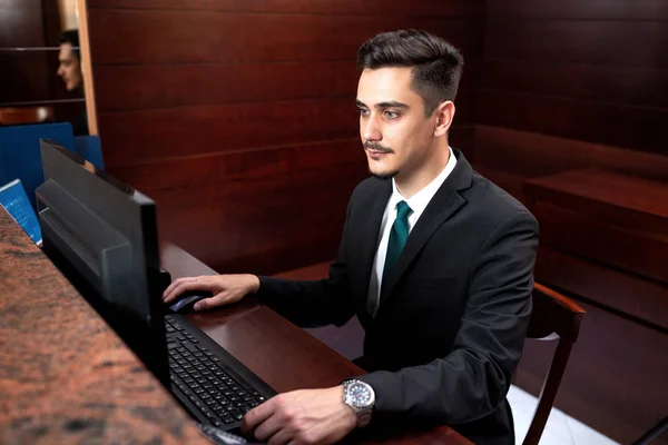 Joven recepcionista coordinando actividades de recepción — Foto de Stock