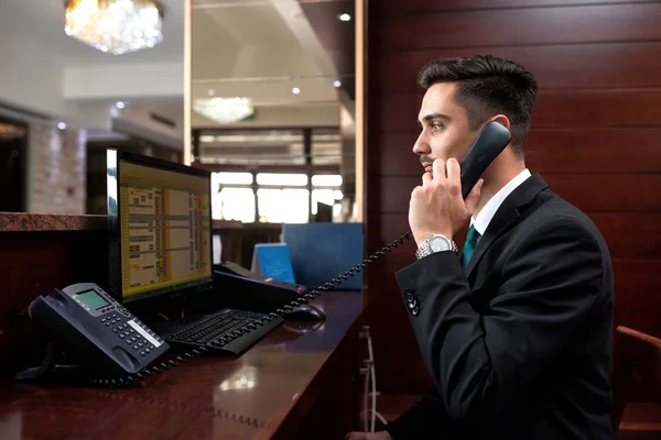 Recepcionista sentado detrás del escritorio — Foto de Stock