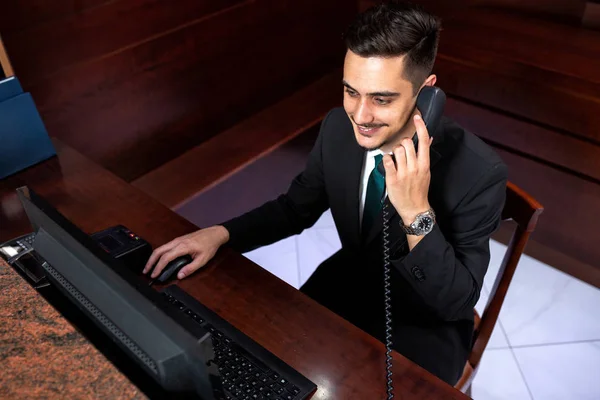 Hotel receptioniste druk op het werk — Stockfoto