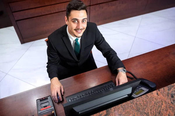 Verantwoordelijke hotelservicemedewerker druk met zijn functie — Stockfoto