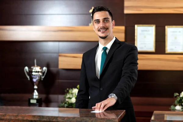 Hotelreceptioniste met sleutelkaart — Stockfoto