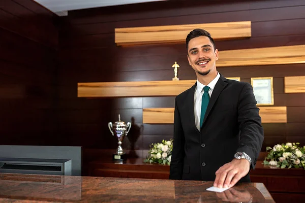 Recepcionista del hotel que ofrece una tarjeta llave — Foto de Stock