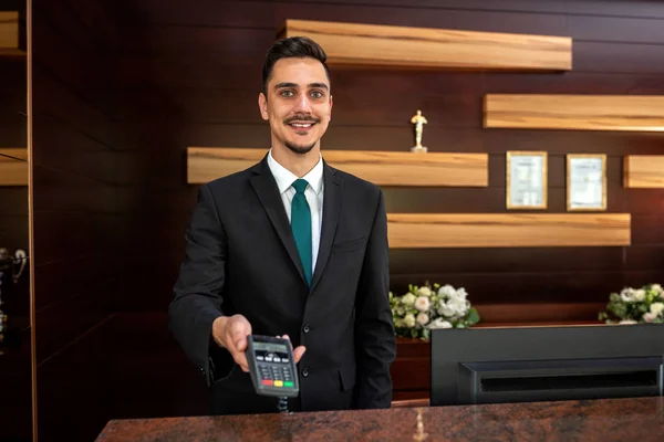 Leitor de cartão de crédito em uma recepção do hotel — Fotografia de Stock