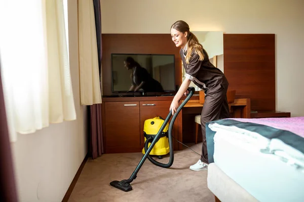 Room service dame aspirant la chambre d'hôtes — Photo